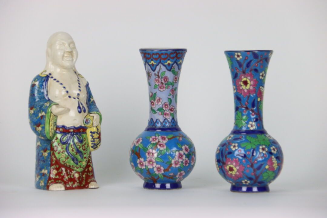 Null Ein Paar Vasen aus emailliertem Porzellan mit Blumendekor auf blauem Grund,&hellip;