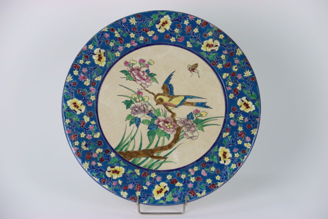 Null 在龙威的味道中。大型陶瓷盘，中央有热带鸟类的珐琅彩装饰，花边，背面有印章。直径：38.50厘米。
