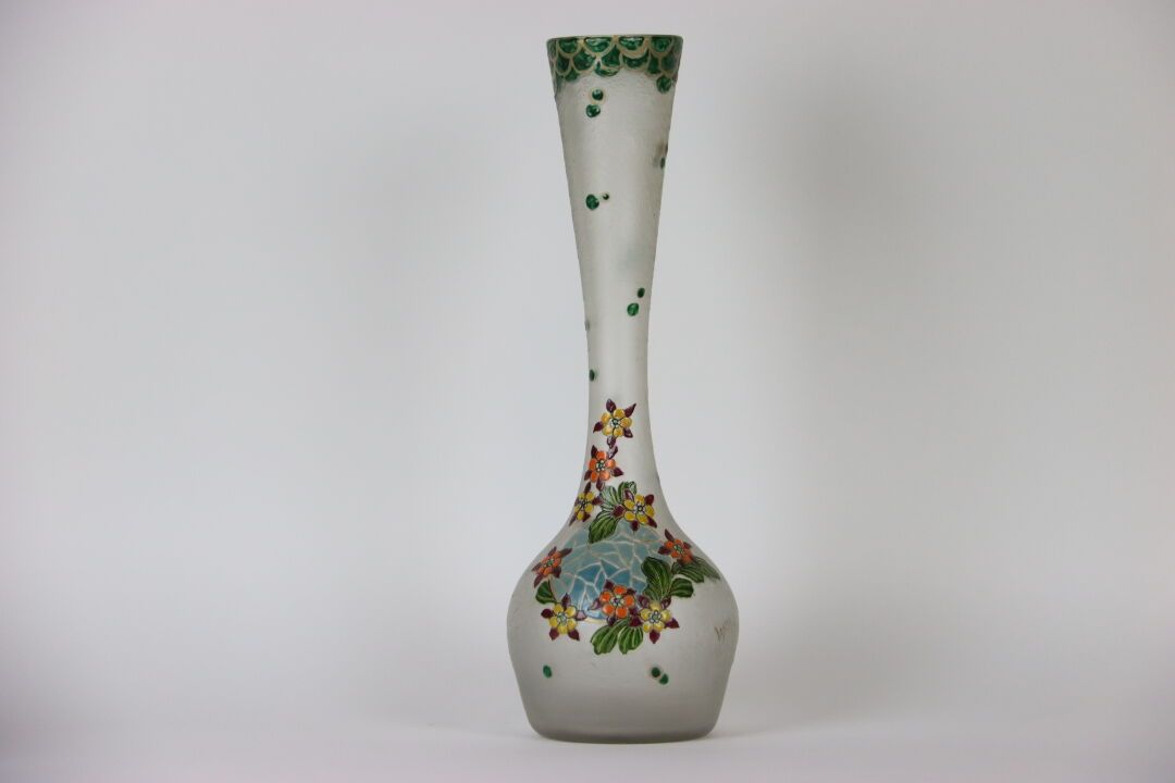 Null LEGRAS。大型珐琅彩玻璃花瓶，有花卉装饰，下部有签名。高度：52厘米。