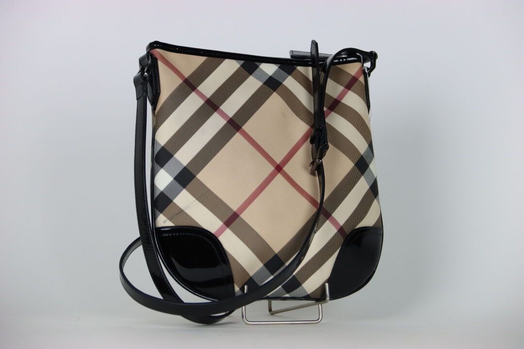 Null BURBERRY. Shoulder bag made of coated canvas and vinyl, fabric interior. Si&hellip;