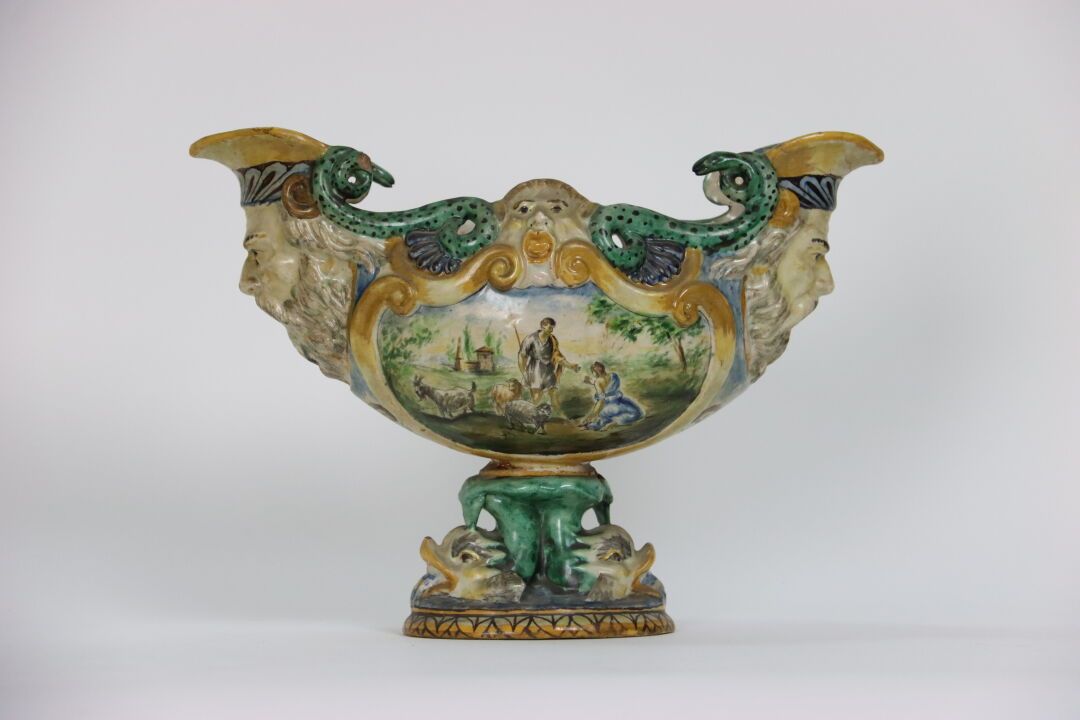 Null 一个多色陶器碗，装饰有卡图的田园风光，浮雕有面具、蛇和海豚的装饰。尺寸：25 x 38.5 cm (修复体)