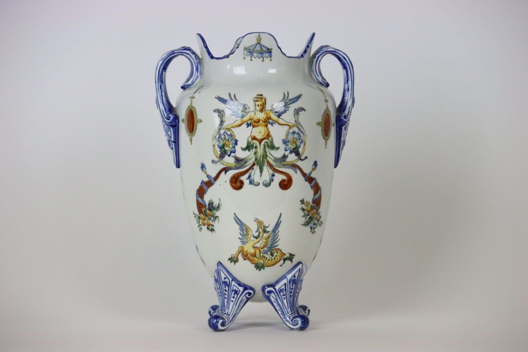 Null 花瓶有两个把手，装饰有文艺复兴风格的带翅膀的女人和龙，站在四个滚动的脚上。19世纪晚期。高度：29厘米。