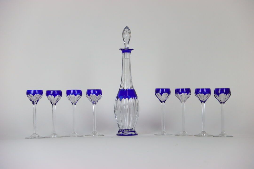 Null 巴卡拉：波特酒或利口酒服务，包括一个酒杯和8个半透明和钴蓝色切割水晶的有柄酒杯。装饰艺术风格。咖啡机高度：32厘米。眼镜高度：13.50厘米