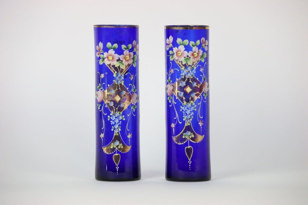 Null 归功于MONTJOYE。一对蓝色玻璃花瓶，多色珐琅装饰的花朵和金色亮点，底座下有编号，20世纪初。高度：23.5厘米