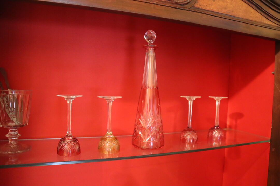 Null BACCARAT - MODEL LAGNY（1910年左右创建）。水晶覆盖的酒精醒酒器。四个水晶套杯是连在一起的。身高：?