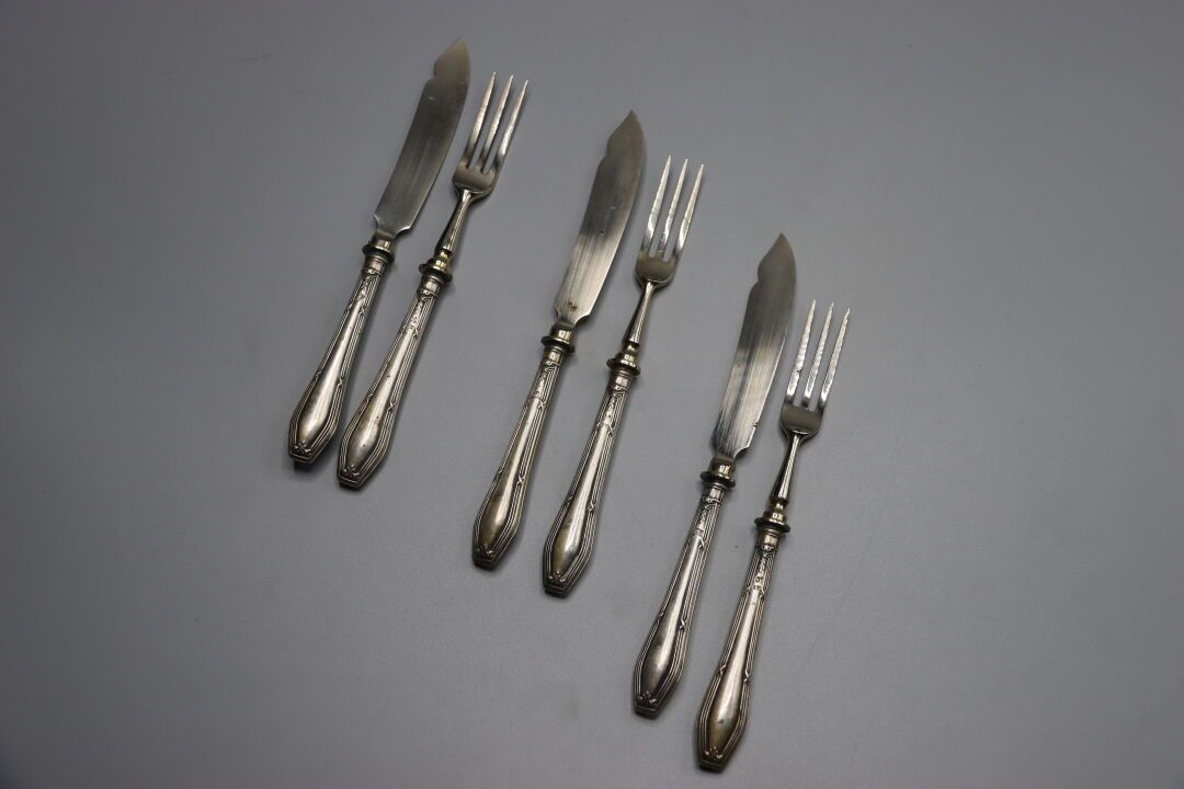 Null 一套三把银质的叉子和三把银质的甜点刀（800）。毛重：123.8克

附有一个银制糖钳。密涅瓦。狮子的爪子。净重：82克。