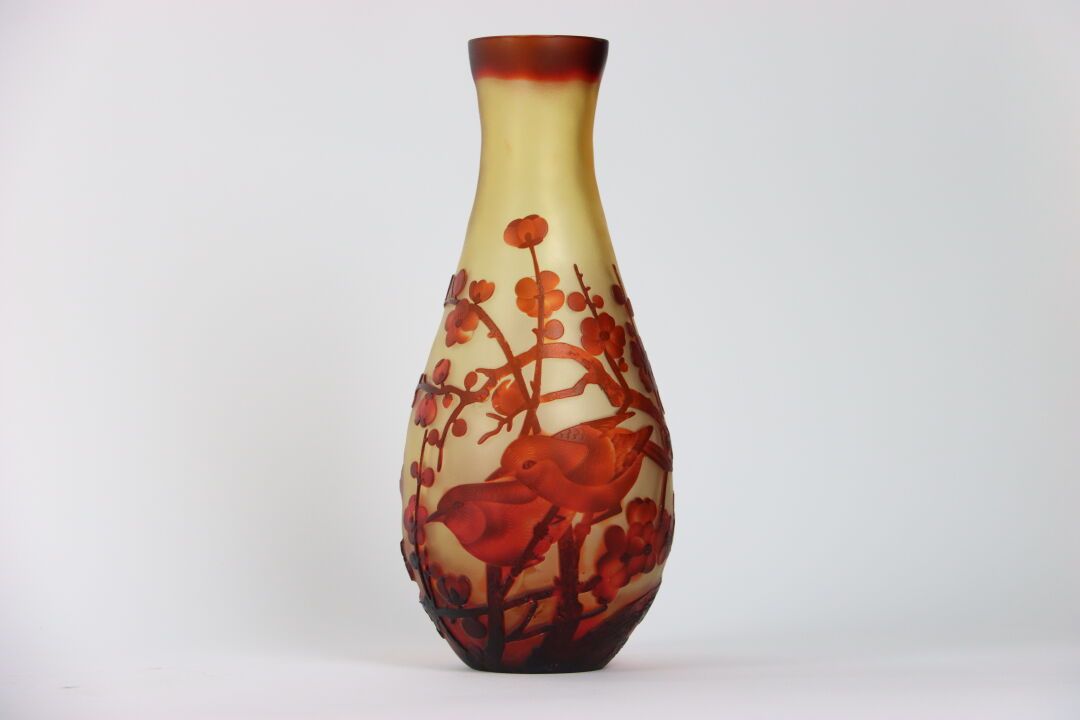Null 大型多层吹制玻璃花瓶，在粉橙色的背景上装饰着樱花和鸟。有一个Gallé TIP的签名。高度：37.5厘米