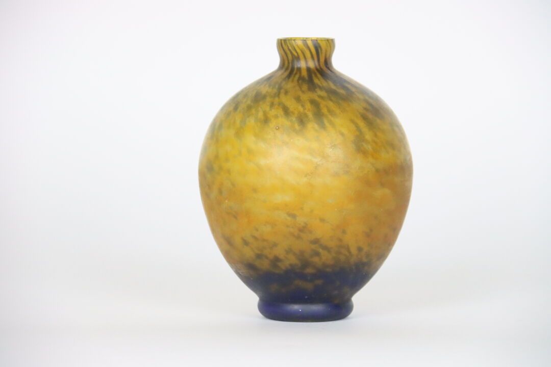 Null 安德烈-德拉特（1887/1953）。蓝黄色阴影玻璃的花瓶，瓶身上有签名。20世纪的作品。高度：20厘米