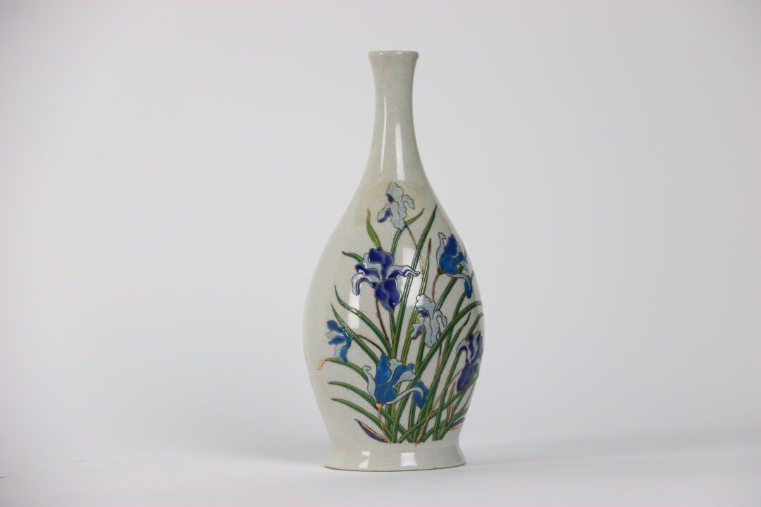 Null 制造 王力.裂纹陶瓷花瓶，装饰有蓝色鸢尾花和绿叶。高度：27.5厘米
