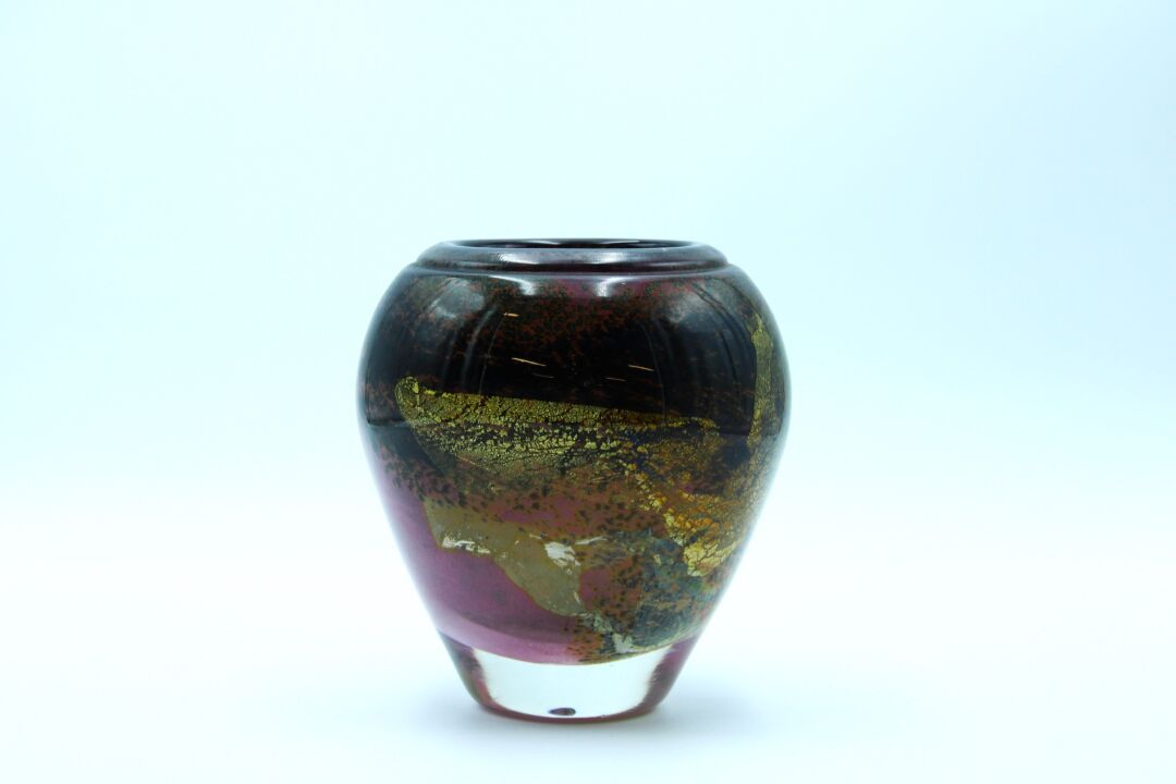 Jean-Claude NOVARO (1943-2015) Jean-Claude NOVARO.吹制的玻璃花瓶，有深浅不一的紫罗兰和金片。底座下有签名。高度&hellip;