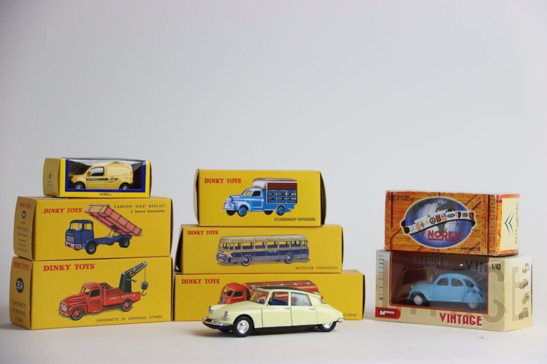 Null Lot de véhicules miniatures dans leurs boîtes d'origine comprenant cinq véh&hellip;