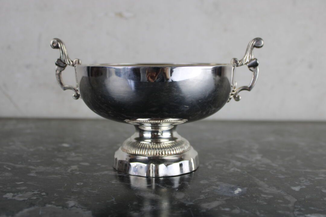 Coupe à deux anses en argent 一个Minerva银质婚礼杯，有两个把手，站在一个有弧形边缘的基座上，重292克。