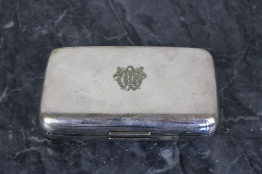 Boîte en métal argenté Caja plateada con un número en la tapa, estampado J L, co&hellip;