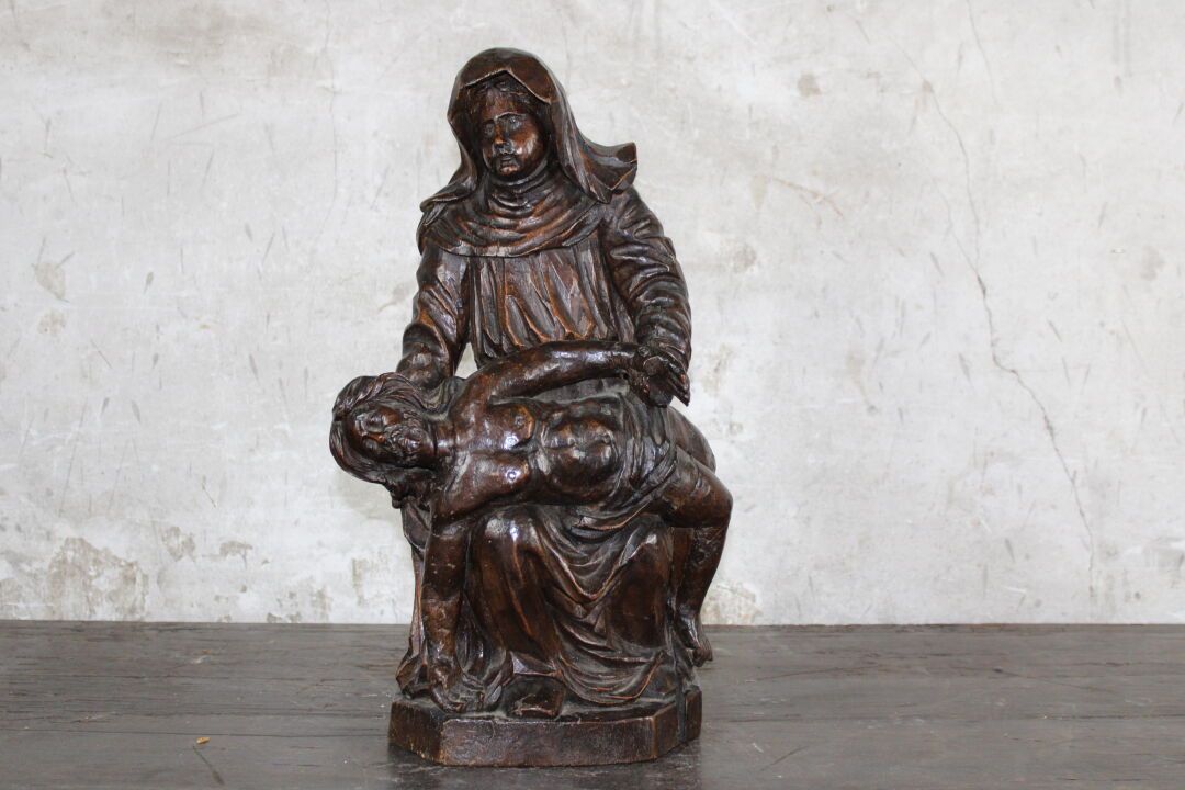 Piéta en bois naturel Una Pietà in legno naturale modellato e intagliato, prima &hellip;