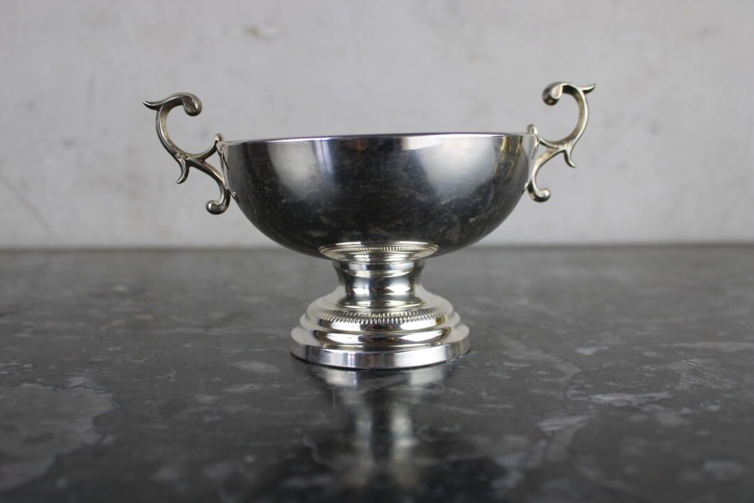 Coupe de mariage en argent en argent 银质婚礼杯，米诺尔印记，放置在一个基座上。重量：147克。