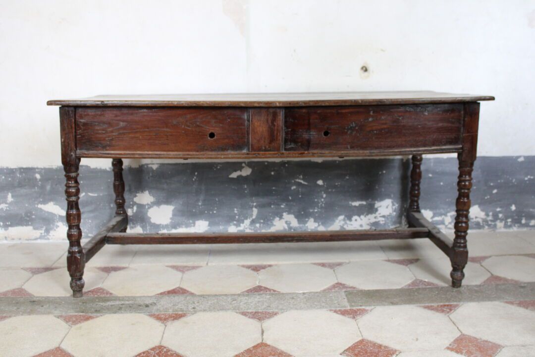 Rare table de cuisine 罕见的17世纪末的橡木厨房桌子，用两个滑道打开，转动的木腿由支架连接。高74、宽160、深72厘米