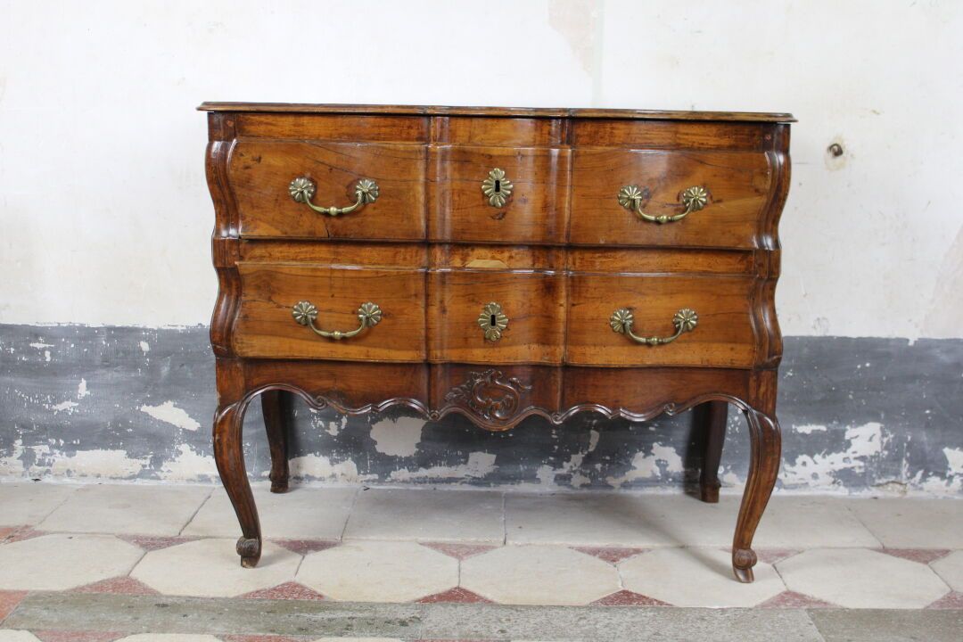 Commode en noyer, travail provençal du XVIIIe siècle Walnut chest of drawers of &hellip;
