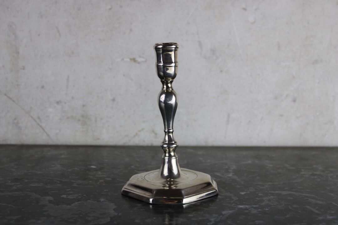 Bougeoir en bronze argenté 一个18世纪的镀银青铜烛台，八角形的底座上有一个柱状轴。高18.5厘米。再度银装素裹