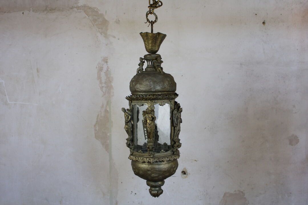 Rare et importante lanterne à pans 一个罕见而重要的镀金铜灯笼，意大利（威尼斯？），17世纪末，18世纪初，六边形，装饰有天使&hellip;