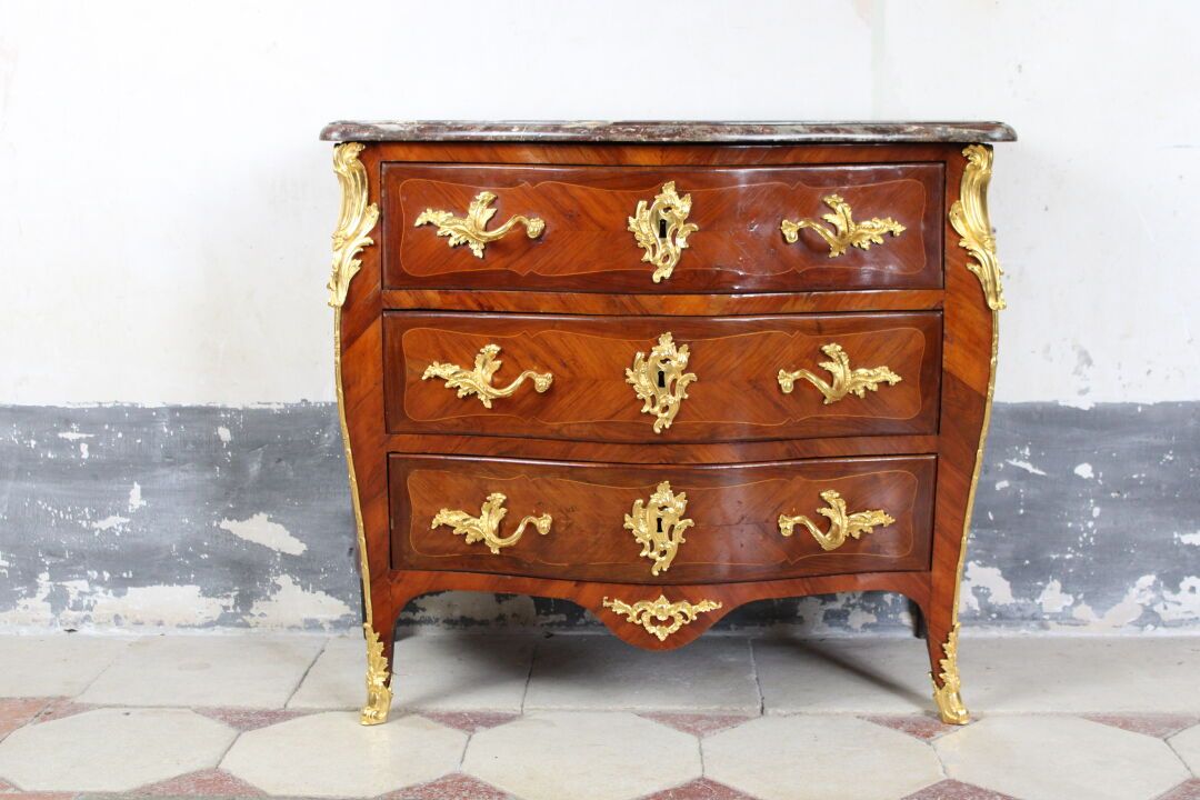 Null Pequeña cómoda de chapa de madera de la época Luis XV, estampada P. ROUSSEL&hellip;