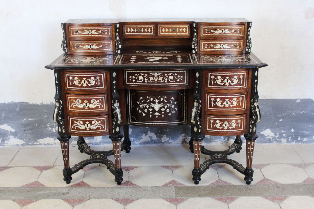 Bureau Mazarin 马扎林书桌，红木饰面，黑化木，象牙镶嵌和布尔戈特，意大利19世纪的作品。有弯曲的前部。开口处有六个抽屉，下部有六个抽屉和一片叶子，&hellip;