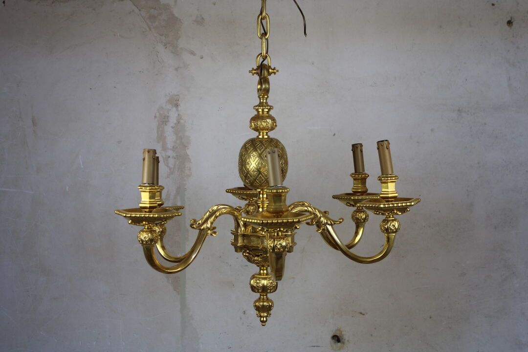HENRI VIAN (1860-1905) Henri VIAN (1860-1905), 重要的路易十四风格的六臂鎏金铜吊灯。高74厘米，长86厘米

亨利&hellip;