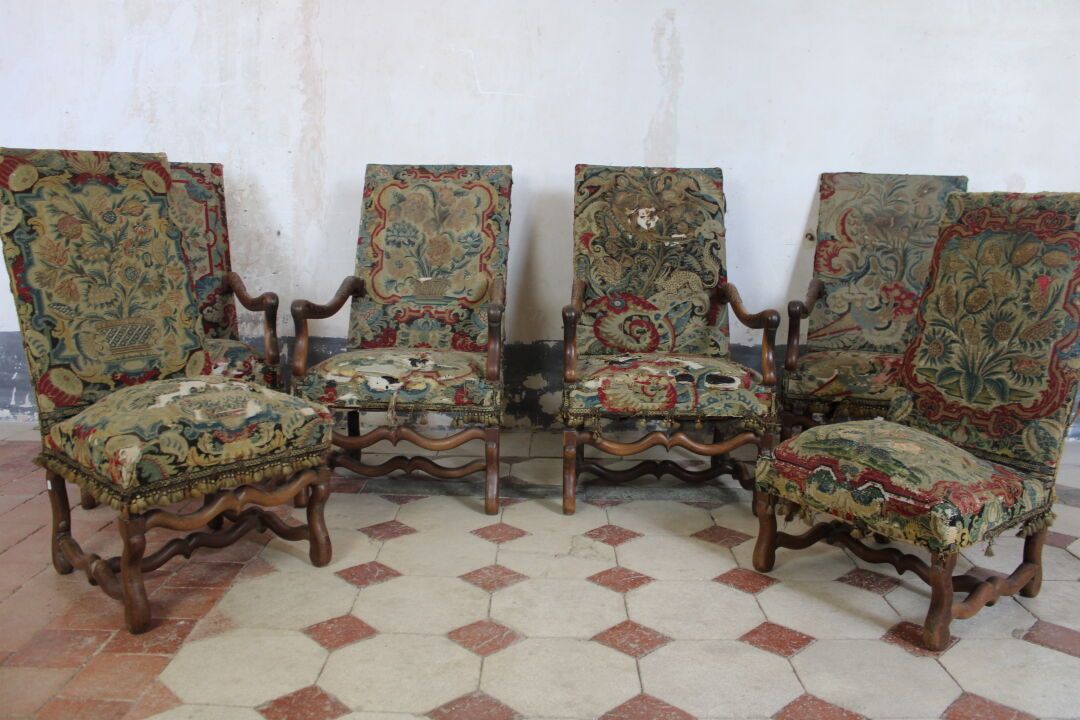 Partie de salon comprenant quatre fauteuils, une chaise et une chauffeuse Part o&hellip;