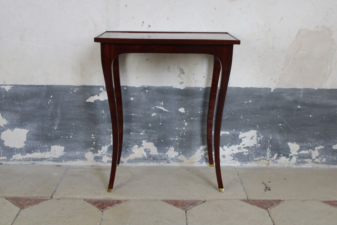 Élégante table de milieu 优雅的摄政时期缎面木皮中桌，弯曲的桌腿。高65、宽56、深35.5厘米