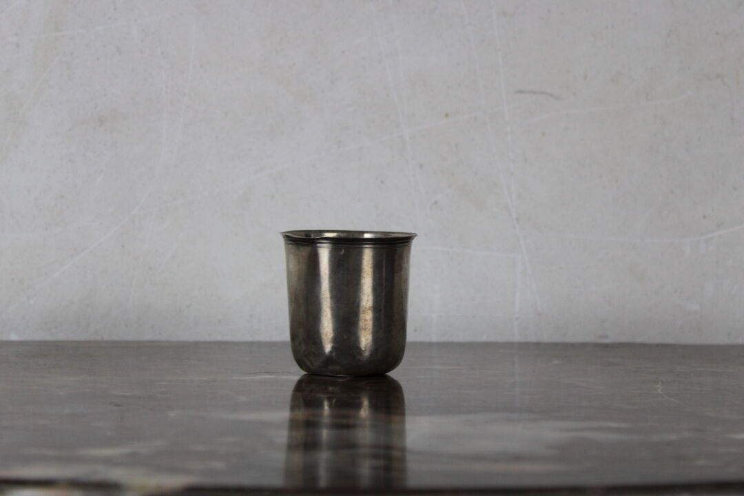Timbale en argent 银水壶，18世纪，由Maison Commune（？）盖章，刻有 "ERCL"。重量：61.45克。