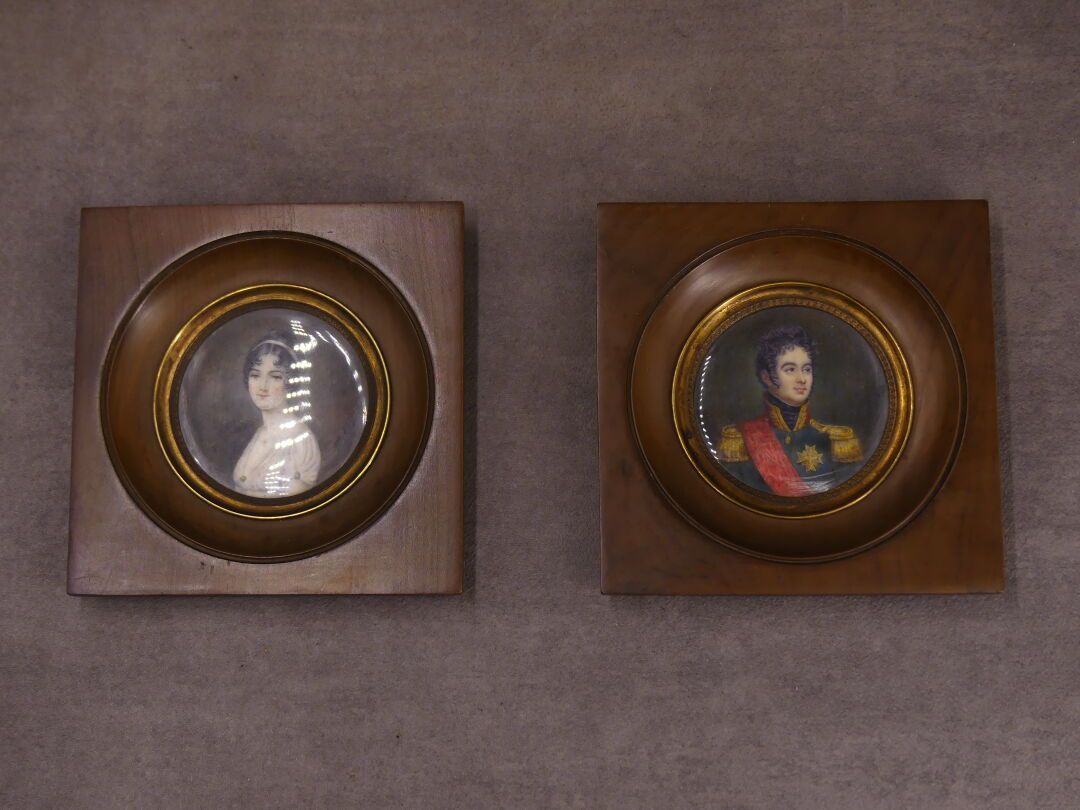 Null 一对象牙上的微型画，展示了一个男人的肖像和一个年轻女人的肖像。右下角署名米勒。在玻璃下装裱。带框架的尺寸：12.6x12.6厘米