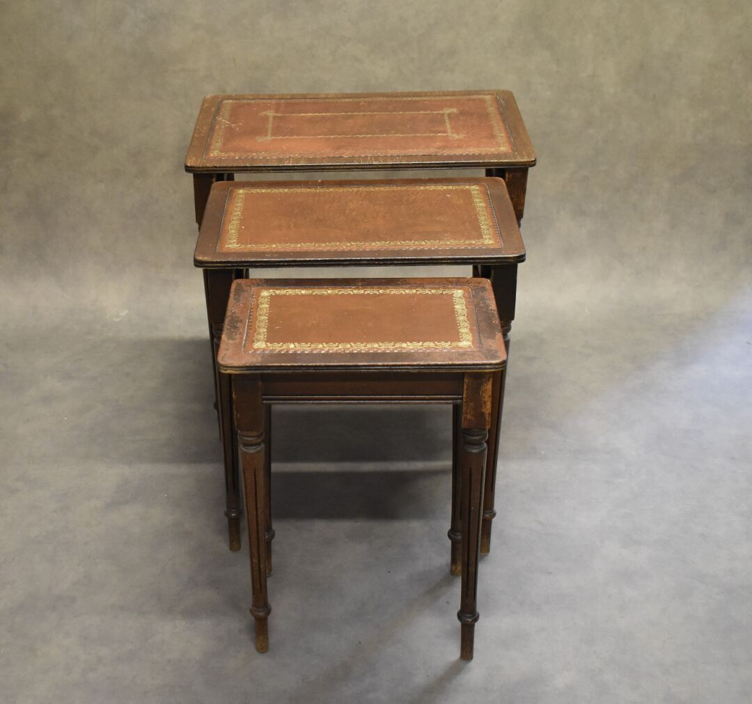 Null 雕刻的木质嵌套桌，皮革桌面，锥形腿。拿破仑三世的风格。尺寸：52 x 35 x 52厘米