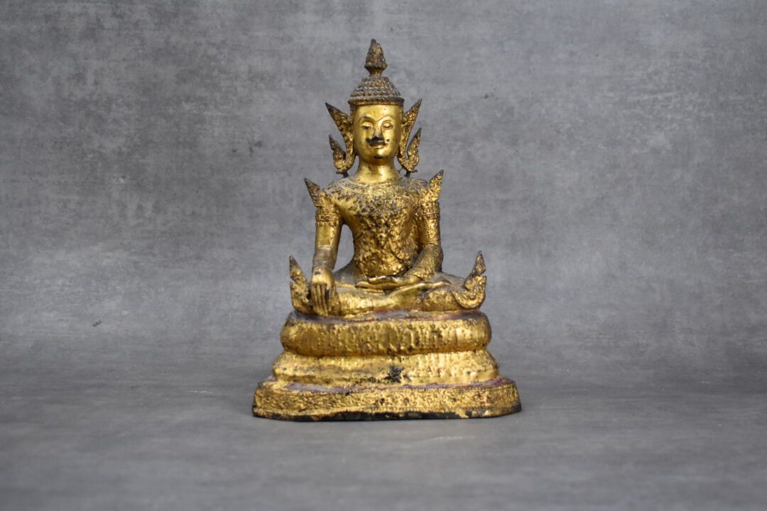 Null 中国。描金和镀金的青铜主题，代表一位神人。尺寸：25.5 x 17 x 8厘米