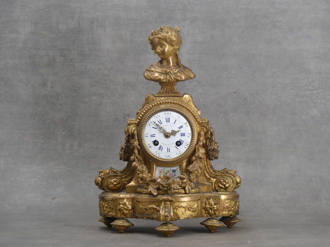Null 鎏金铜钟，有一个女人的半身像和花环。表盘标有Foissey fils - A Boulogne s/mer。拿破仑三世的风格。高度：36厘米
