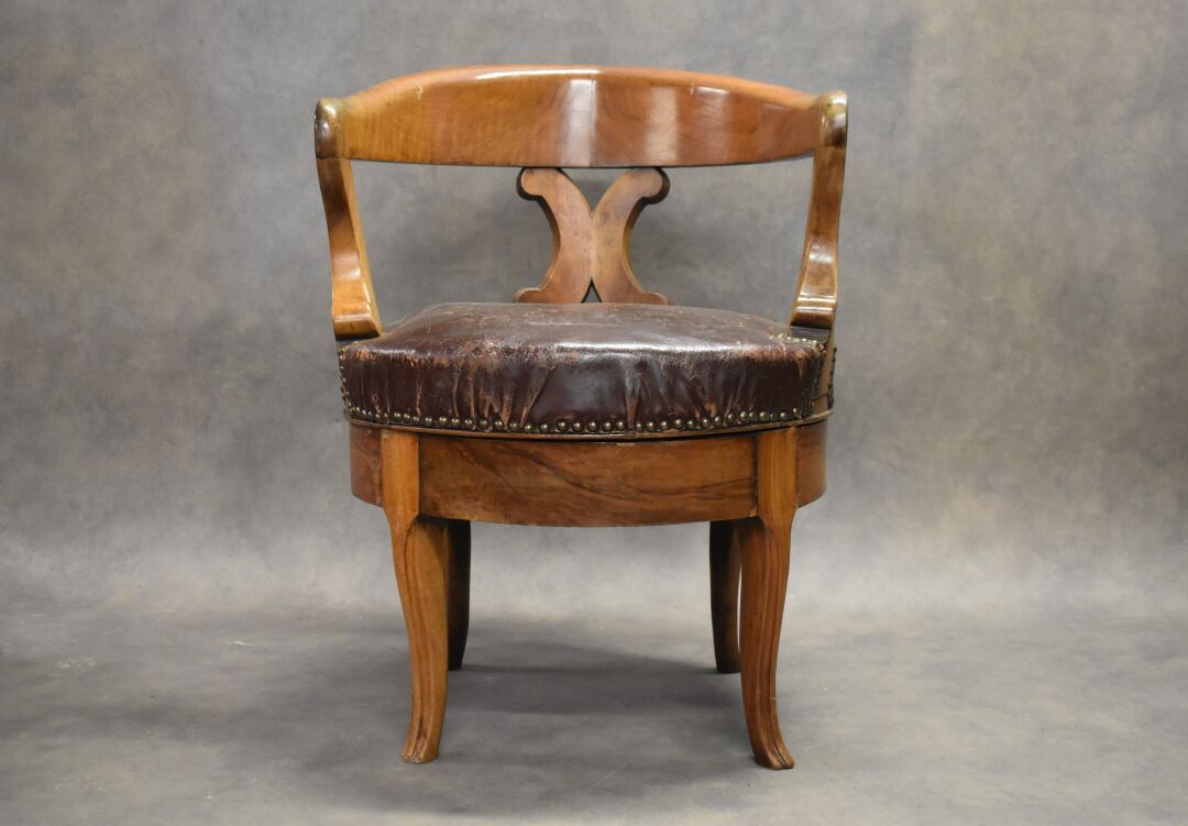 Null 路易-菲利普办公桌扶手椅，木质，座椅覆盖酒红色皮革。座椅高度：43厘米。背部高度：77厘米。穿到座位上。修复。