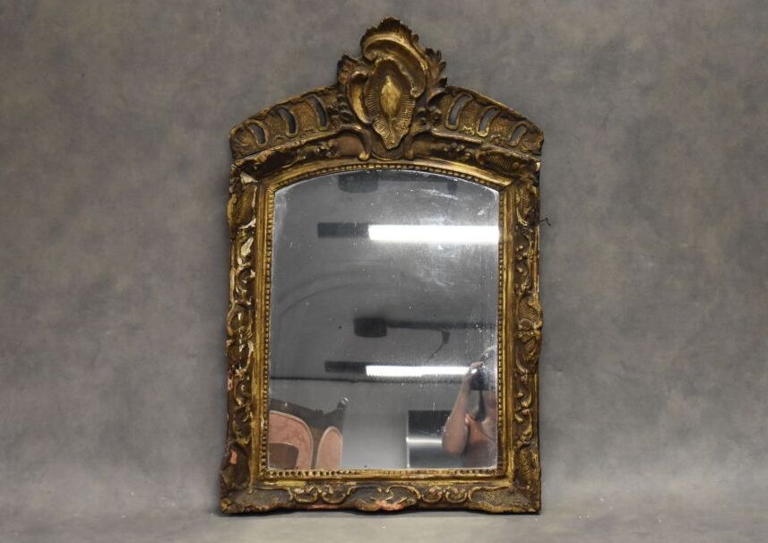Null 木质和镀金灰泥的镜子。路易十五时期。尺寸：96 x 60厘米。事故。一块要粘回去。