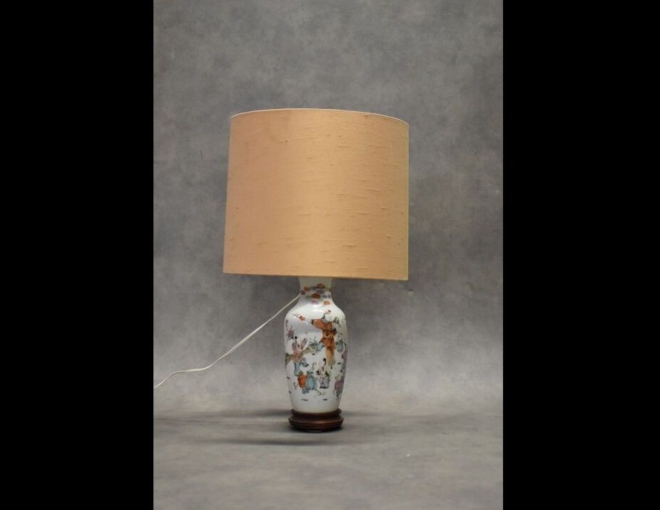 Null 中国。瓷器花瓶装成灯，饰有字符。不带灯罩的高度：25厘米