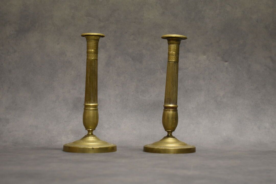Null Coppia di candelieri in bronzo dorato. XIX secolo. Altezza: 26,5 cm