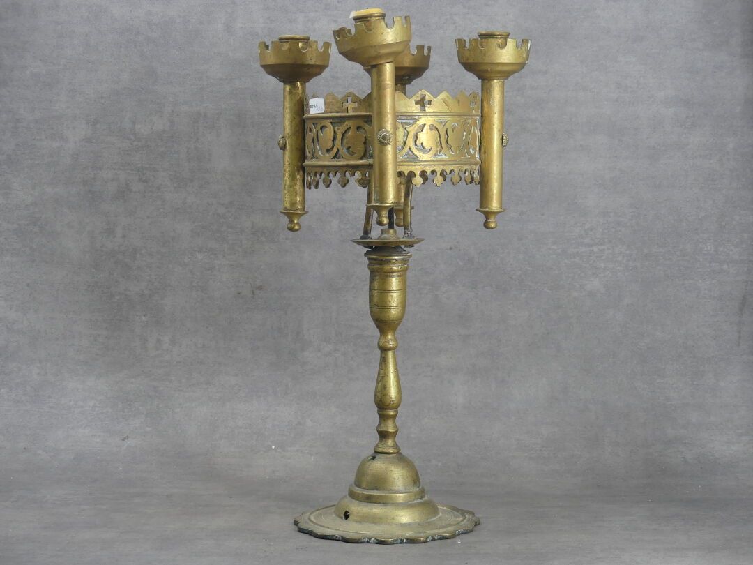 Null 一个镀金的青铜烛台，有四盏灯，形成一盏油灯。约1820年，哥特式风格。高度：48厘米。对分支机构的意外