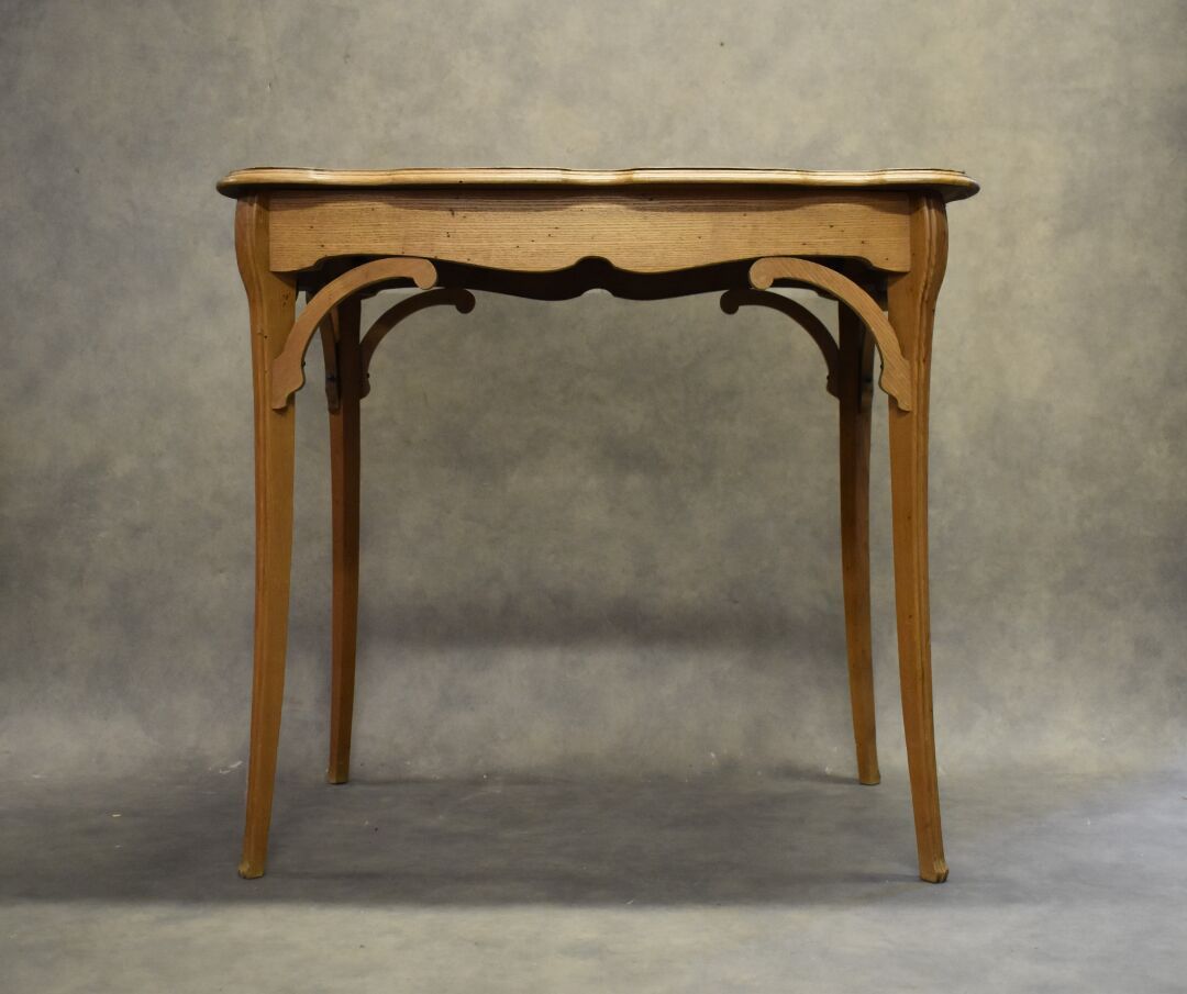 Null 保罗-古特(1878-1918)(in the taste of)，雕花木桌，上面镶嵌着野花。尺寸：74 x 80 x 54厘米。磨损和撕裂