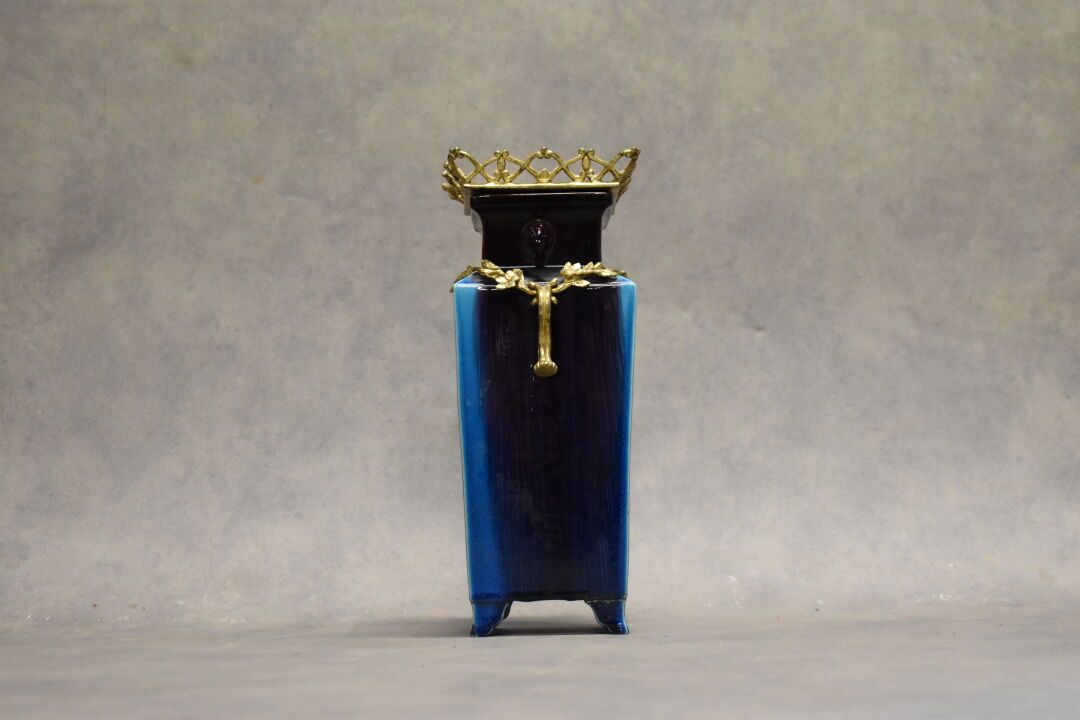 Null 中国。蓝色和紫色漆面的陶瓷花瓶，带凹槽和镀金的青铜框架。高度：31.4厘米。修复和足部