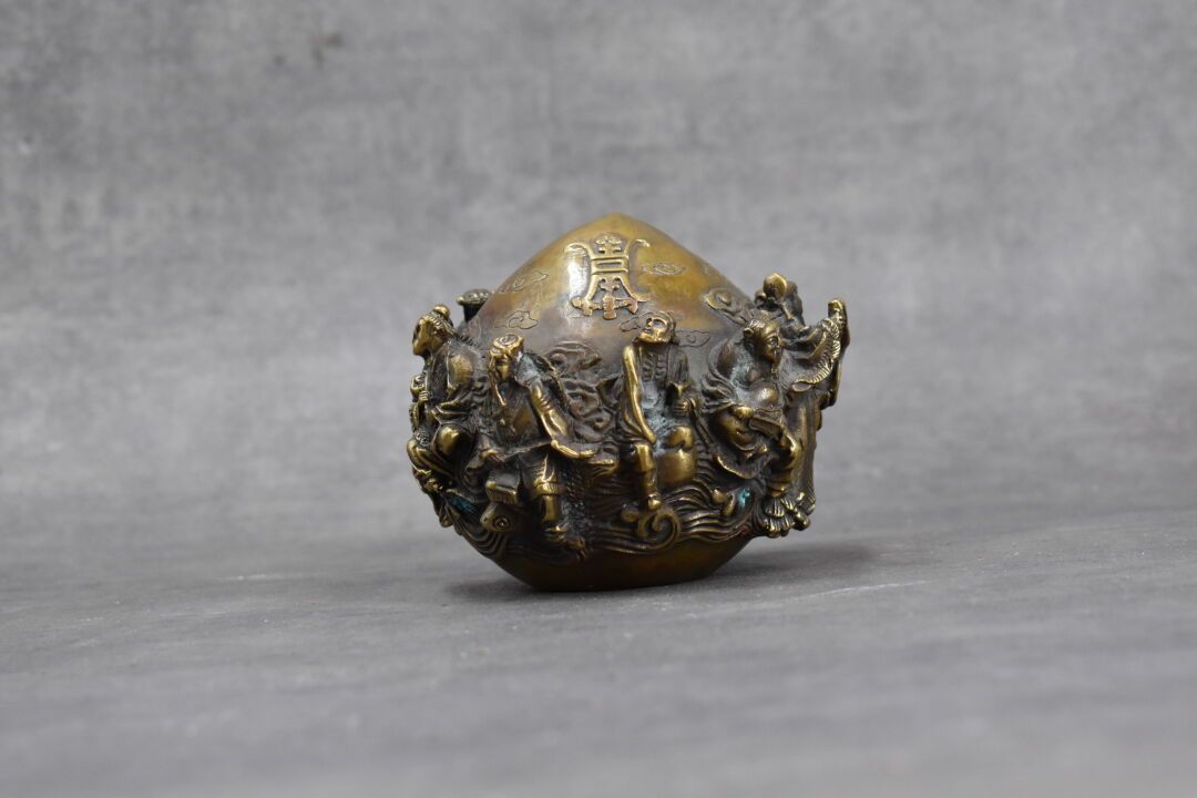 Null CHINA. Paperweight in chased and gilded bronze with characters in relief. S&hellip;