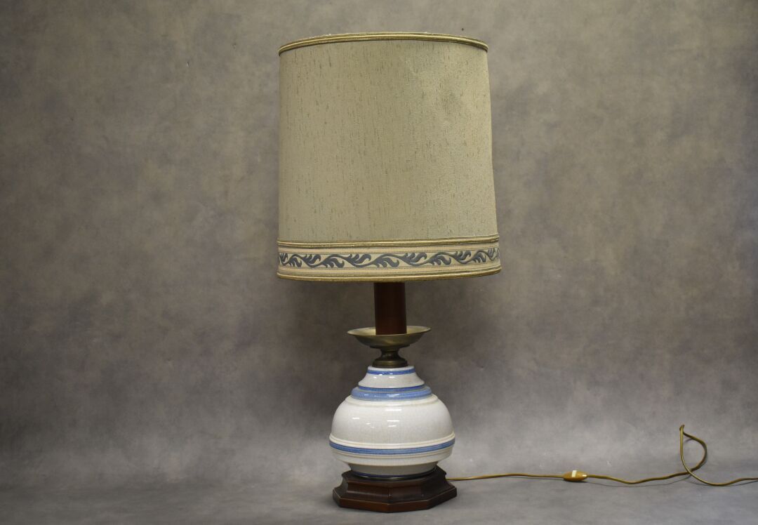 Null Lámpara de cerámica craquelada azul y blanca. Altura sin pantalla: 48 cm