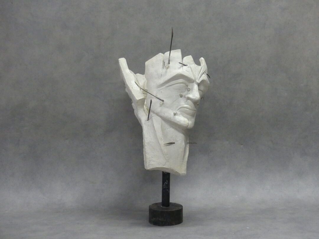CÉSAR说。凯撒-巴尔达奇尼（1921-1998）（风格），面具，石膏雕塑。底座上有签名和署名。高度：61厘米。有小块缺失。
