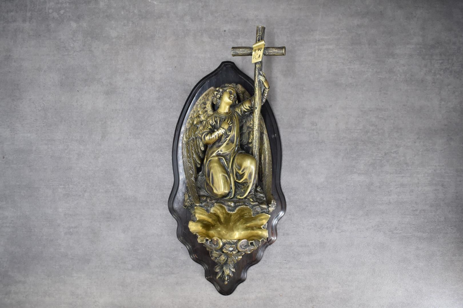 Null Bénitier en bronze à patine dorée représentant un ange à la croix. Hauteur &hellip;