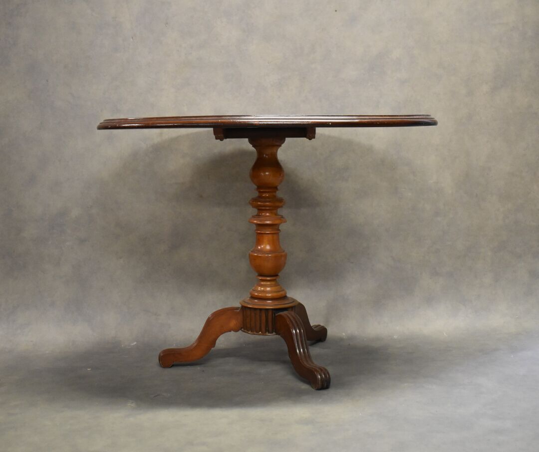 Null Walnut and walnut veneer tripod pedestal table, oval shape, baluster foot. &hellip;