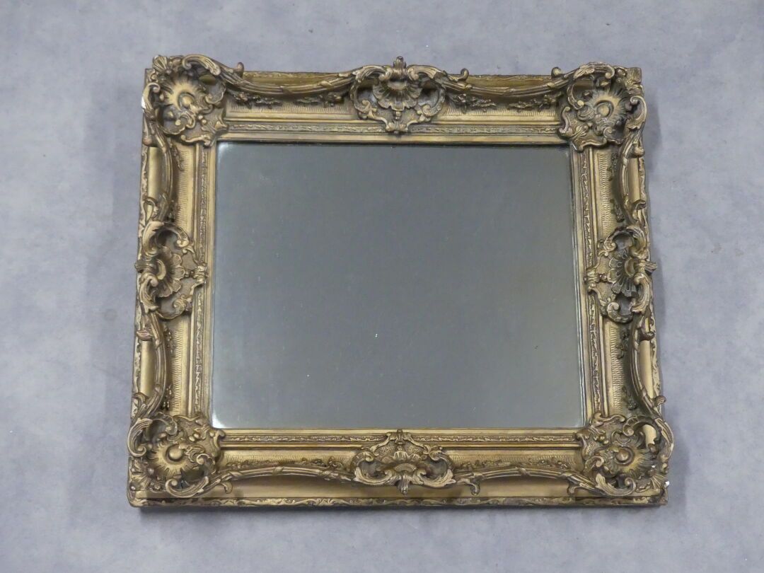 Null 雕刻的木头和镀金灰泥的镜子，有贝壳和叶子的装饰。路易十五风格。19世纪。尺寸：65 x 54 cm
