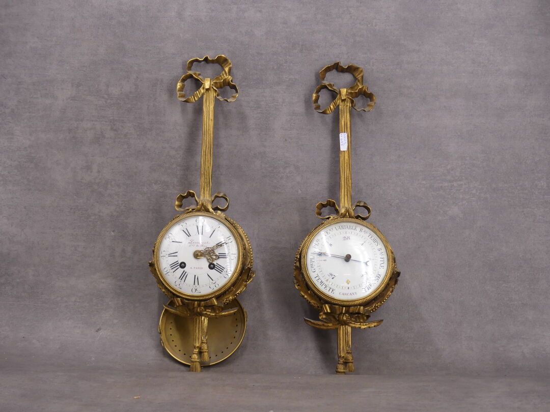 Null 镂空和鎏金的青铜套装，有花朵和丝带装饰，包括一个气压计和一个时钟。标有Etienne MAXANT巴黎（活跃于1880年至1905年）的时钟。路易十五&hellip;
