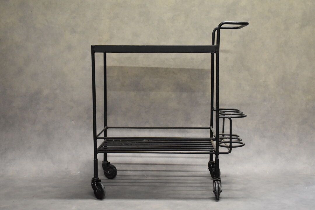 ADNET 归属于Jacques ADNET（1900-1984）。黑色漆面金属边桌，带陶瓷面板。

尺寸：74 x 64 x 39 厘米