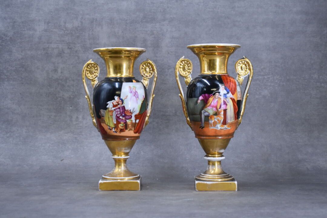 PORCELAINE DE PARIS 一对巴黎瓷器柱形花瓶。镀金的腿和把手，绘画的场景。路易-菲利普时期。高度：28厘米。缺少镀金。