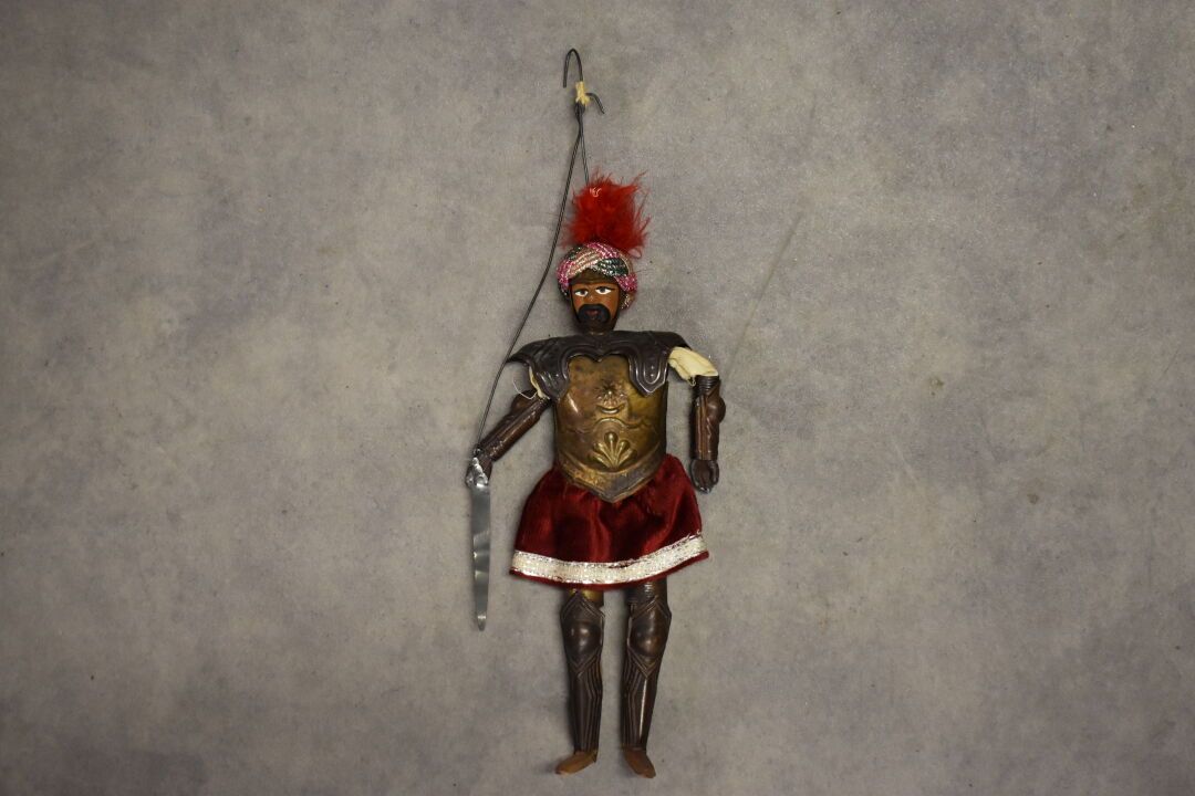 Null SICILY。巴勒莫的Pupi。雕刻和绘画的木偶，镀金的黄铜，代表一个带剑的骑士。高度：30厘米。
